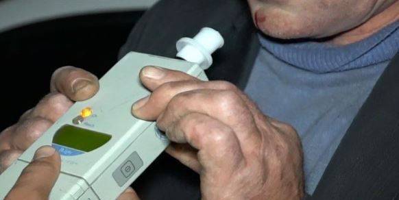 Culmea inconștienței: șapte copii într-o mașină condusă de un bețiv fără permis