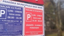 Baia Mare reduce numărul locurilor de „parcare roșie” din parcarea Primăriei