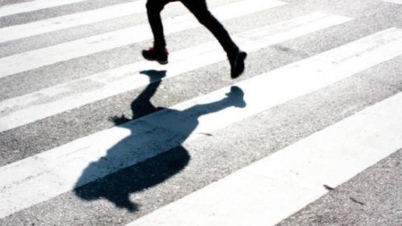 Baia Mare: Fetiță de 6 ani accidentată pe strada Barajului după ce a traversat prin loc nepermis