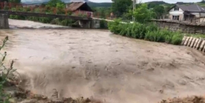 Atenție, risc de inundații și viituri în următoarele zile