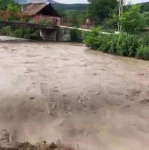Atenție, risc de inundații și viituri în următoarele zile