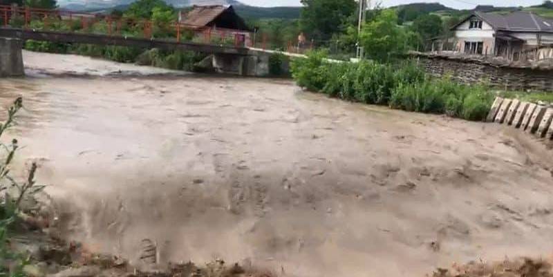 Atenție, risc de inundații și viituri în următoarele zile