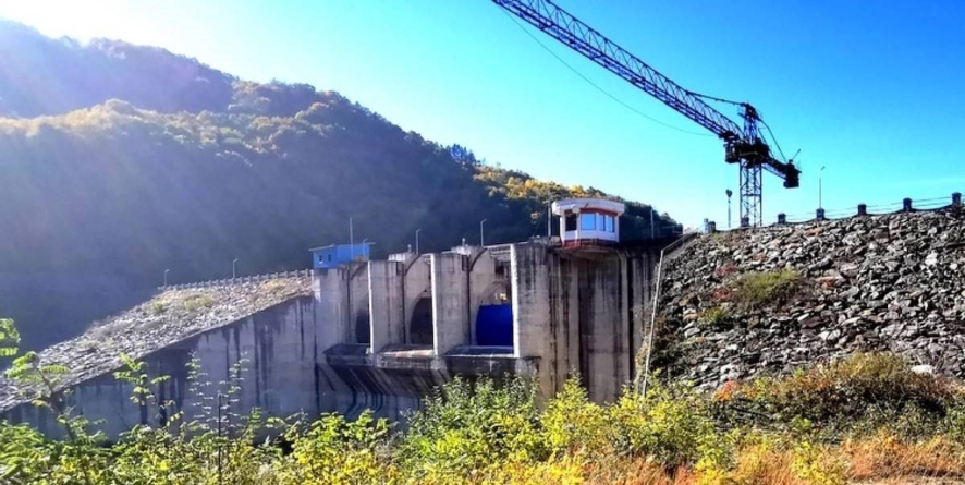 Hidrocentrale neterminate, drumuri întârziate și ONG-uri mereu câștigătoare