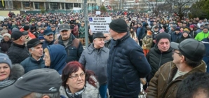 Pentru prima dată, comunitatea maghiară din Miercurea Ciuc își critică liderul în stradă