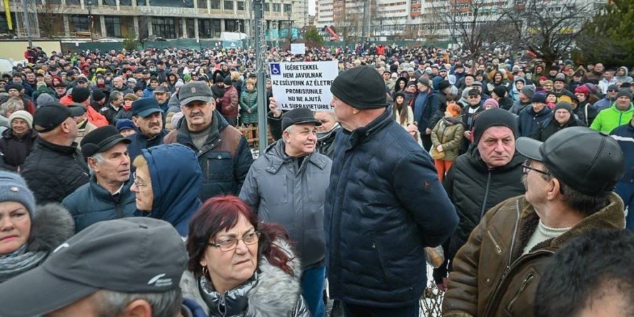 Pentru prima dată, comunitatea maghiară din Miercurea Ciuc își critică liderul în stradă