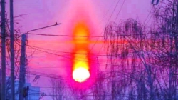 Jocuri de lumină care transformă cerul într-un tablou magic