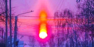 Jocuri de lumină care transformă cerul într-un tablou magic