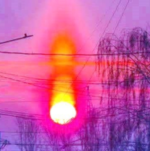 Jocuri de lumină care transformă cerul într-un tablou magic