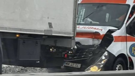 Accident în Cluj între o ambulanță din Maramureș și un TIR