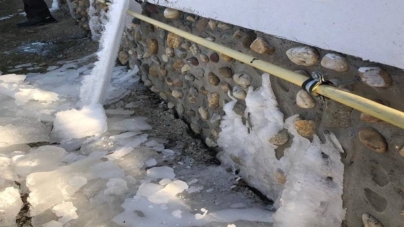 Inundație la Fărcașa: apa a urcat până la tavan, iar vecinii n-au observat nimic