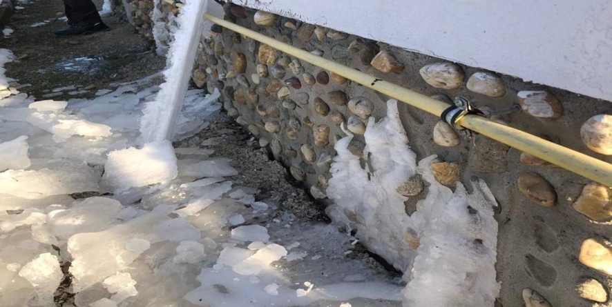 Inundație la Fărcașa: apa a urcat până la tavan, iar vecinii n-au observat nimic