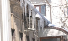 Țurțuri și zăpadă pe acoperișuri? Ce riscuri ai și ce trebuie să faci