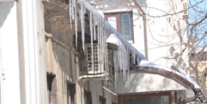 Țurțuri și zăpadă pe acoperișuri? Ce riscuri ai și ce trebuie să faci