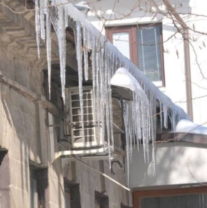 Țurțuri și zăpadă pe acoperișuri? Ce riscuri ai și ce trebuie să faci