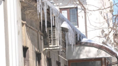 Țurțuri și zăpadă pe acoperișuri? Ce riscuri ai și ce trebuie să faci