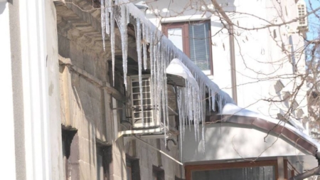 Țurțuri și zăpadă pe acoperișuri? Ce riscuri ai și ce trebuie să faci