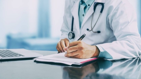 Medicii vor fi plătiți după pacienți tratați, nu după liste – dar ce facem dacă nu se îmbolnăvește nimeni?