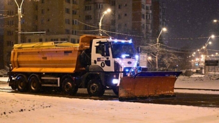 Iarnă în toată regula pe drumurile din Maramureș: se circulă, dar cu atenție sporită