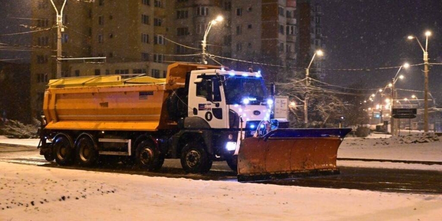 Iarnă în toată regula pe drumurile din Maramureș: se circulă, dar cu atenție sporită