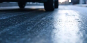 Ger, polei și vânt puternic în următoarele zile