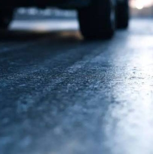 Ger, polei și vânt puternic în următoarele zile