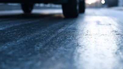 Ger, polei și vânt puternic în următoarele zile