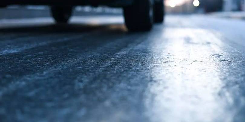 Ger, polei și vânt puternic în următoarele zile