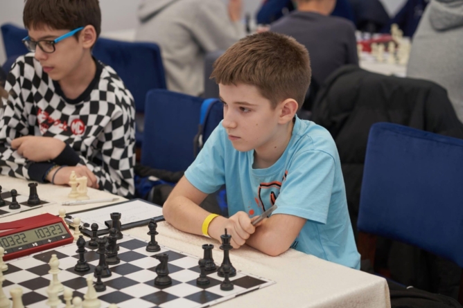 Academia de Șah Maramureș deschide înscrierile la cursurile online de șah dedicate copiilor și juniorilor avansați