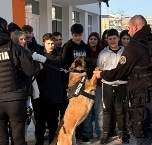 Polițiști la discuții cu elevii la Sighet