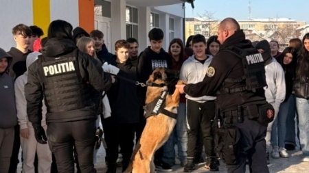 Polițiști la discuții cu elevii la Sighet