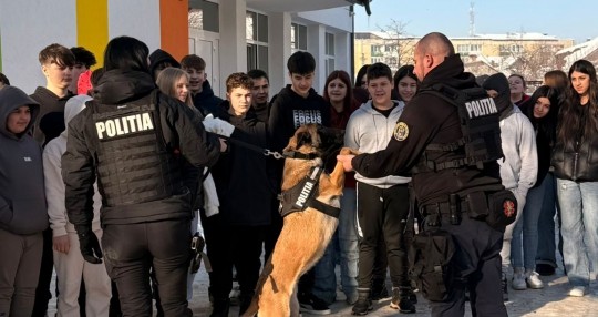 Polițiști la discuții cu elevii la Sighet