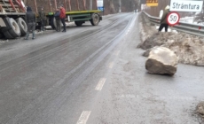 Bolovan prăbușit pe DJ 186. Un autovehicul a ajuns în șanț