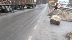Bolovan prăbușit pe DJ 186. Un autovehicul a ajuns în șanț