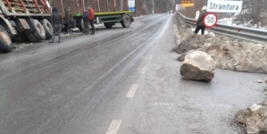 Bolovan prăbușit pe DJ 186. Un autovehicul a ajuns în șanț