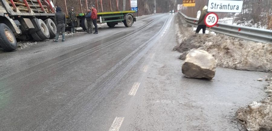 Bolovan prăbușit pe DJ 186. Un autovehicul a ajuns în șanț