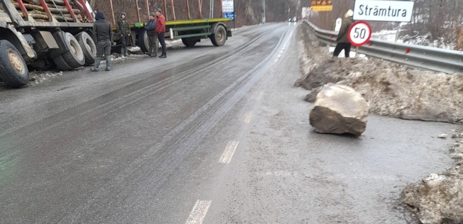 Bolovan prăbușit pe DJ 186. Un autovehicul a ajuns în șanț