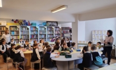 „Arta de a scrie frumos în bibliotecă”: elevii Școlii Gimnaziale „Nichita Stănescu” Baia Mare au redescoperit frumusețea caligrafiei, la Biblioteca Județeană