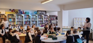 „Arta de a scrie frumos în bibliotecă”: elevii Școlii Gimnaziale „Nichita Stănescu” Baia Mare au redescoperit frumusețea caligrafiei, la Biblioteca Județeană