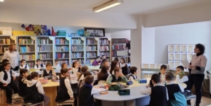 „Arta de a scrie frumos în bibliotecă”: elevii Școlii Gimnaziale „Nichita Stănescu” Baia Mare au redescoperit frumusețea caligrafiei, la Biblioteca Județeană