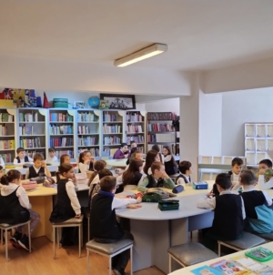 „Arta de a scrie frumos în bibliotecă”: elevii Școlii Gimnaziale „Nichita Stănescu” Baia Mare au redescoperit frumusețea caligrafiei, la Biblioteca Județeană