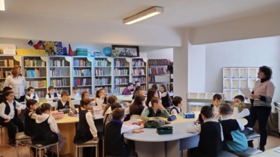 „Arta de a scrie frumos în bibliotecă”: elevii Școlii Gimnaziale „Nichita Stănescu” Baia Mare au redescoperit frumusețea caligrafiei, la Biblioteca Județeană