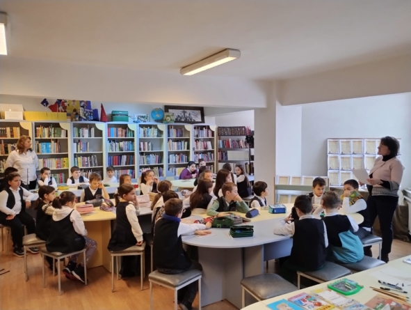 „Arta de a scrie frumos în bibliotecă”: elevii Școlii Gimnaziale „Nichita Stănescu” Baia Mare au redescoperit frumusețea caligrafiei, la Biblioteca Județeană