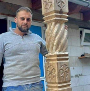 Cu multă pasiune și pricepere: Ionuț Berinde din Budești transformă lemnul în artă tradițională