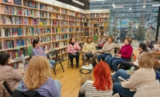 Clubul de carte pentru adulți revine cu o nouă ediție, dedicată romanului „Cerul de sub noi”, la Cărturești Baia Mare