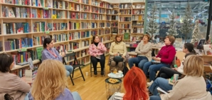 Clubul de carte pentru adulți revine cu o nouă ediție, dedicată romanului „Cerul de sub noi”, la Cărturești Baia Mare