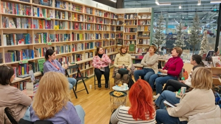 Clubul de carte pentru adulți revine cu o nouă ediție, dedicată romanului „Cerul de sub noi”, la Cărturești Baia Mare