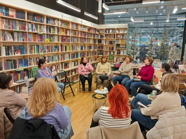 Clubul de carte pentru adulți revine cu o nouă ediție, dedicată romanului „Cerul de sub noi”, la Cărturești Baia Mare