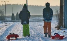 „Cu sania pe deal”: O zi de iarnă dedicată mișcării și bunei dispoziții în comuna Fărcașa