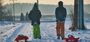 „Cu sania pe deal”: O zi de iarnă dedicată mișcării și bunei dispoziții în comuna Fărcașa