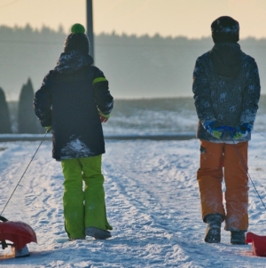 „Cu sania pe deal”: O zi de iarnă dedicată mișcării și bunei dispoziții în comuna Fărcașa
